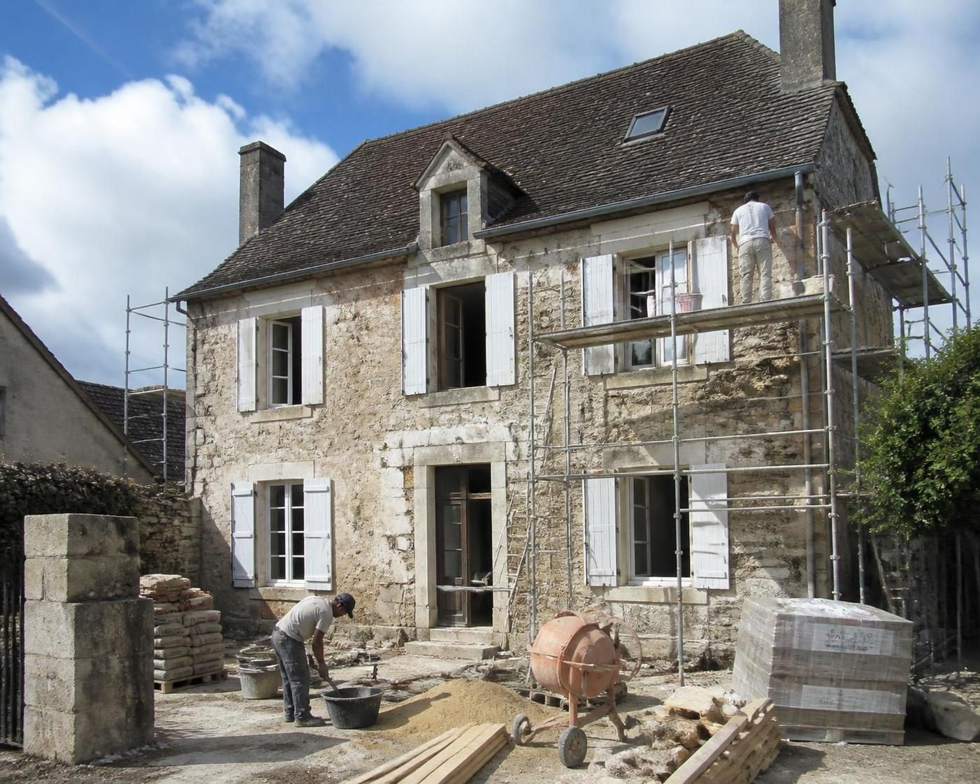 découvrez nos conseils pratiques pour bien débuter la rénovation de votre maison. guide complet pour réussir vos travaux et optimiser votre budget.
