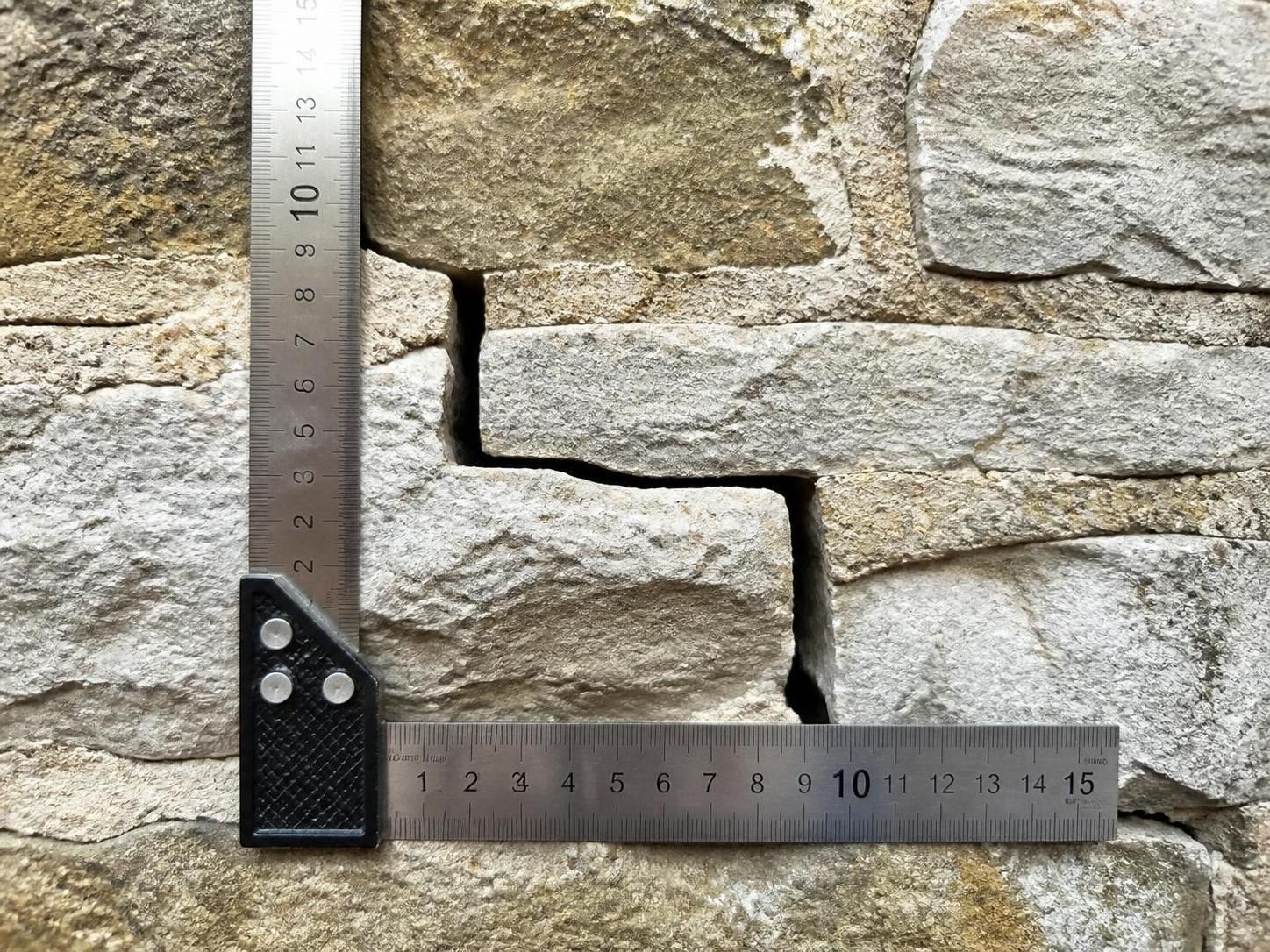 découvrez comment diagnostiquer et réparer efficacement les fissures dans une maison ancienne, avec des conseils pratiques pour assurer la stabilité et la sécurité de votre habitat.