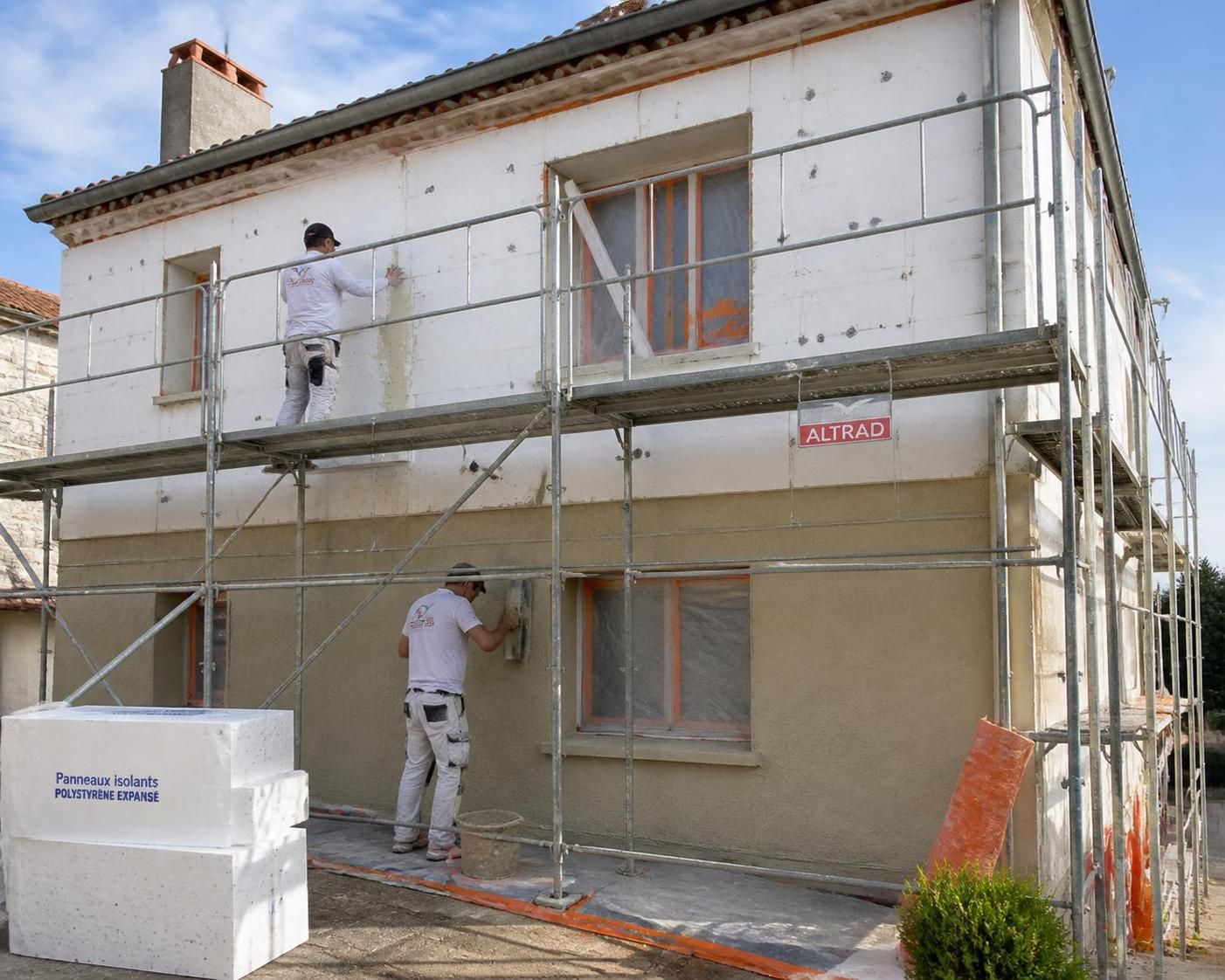découvrez les avantages de l'isolation par l'extérieur pour votre maison et bénéficiez de conseils pratiques pour réussir vos travaux d'isolation et améliorer votre confort thermique.