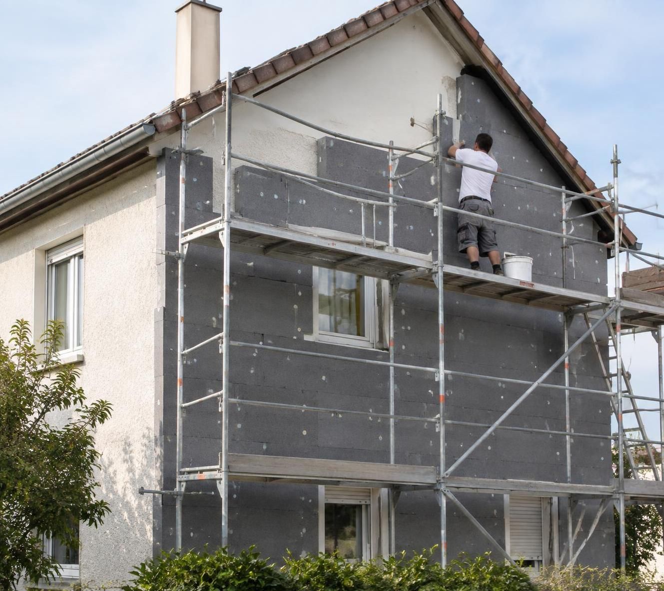 découvrez le coût moyen de l’isolation d’une maison en 2026, les prix selon les travaux et les aides financières disponibles pour réduire votre budget.