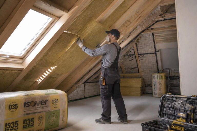 découvrez le prix au m² pour isoler vos combles en 2026 et les facteurs influençant le coût de votre projet d'isolation thermique.